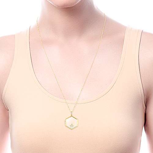 14K Yellow Locket 25" 14K Yellow Gold Hexagonal Glass Front Locket Necklace Surrey Vancouver Canada Langley Burnaby Richmond